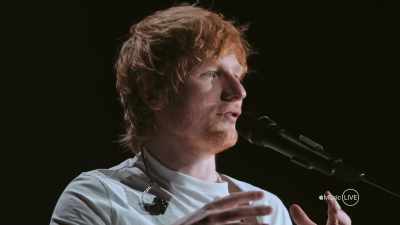 Maar we eindigden
op verdriet en lijden, - Apple Music Live: Ed Sheeran