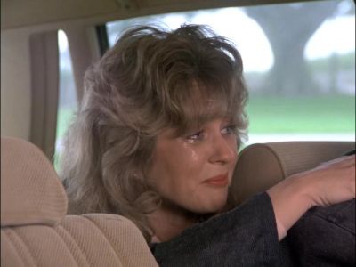- Mac. Don't turn. - Amy! - MacGyver