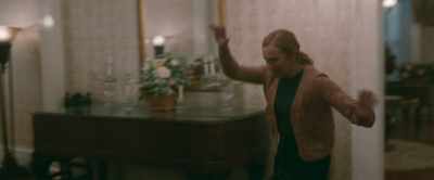 - Macey, Macey, grab her ankles!
- Get off me! - The Estate