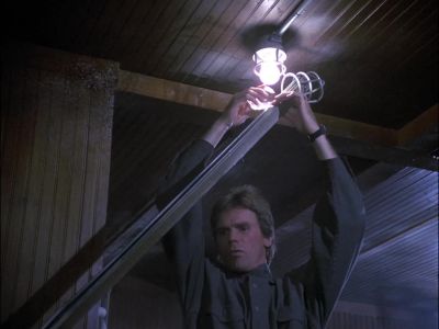 MacGyver, what are you doing? - MacGyver