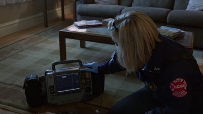 [machine beeping]
- He's in V-fib. - Chicago Fire