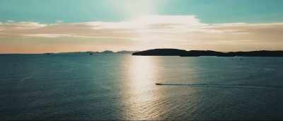 Mackeehan: ♪ Don't want to stop,
don't want to stop ♪ - Escaping Paradise