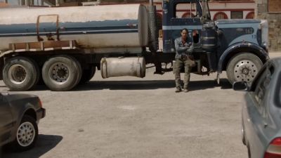 MADISON: Watch your step. - Fear the Walking Dead