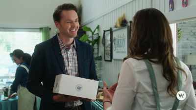 [Maggie and Michael laughing] - Dating the Delaneys