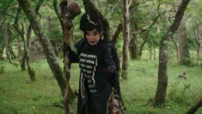 Magical staff, transform
those wretched shoes - Once Upon a Crime