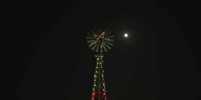 (MAGICAL, TINKLING MUSIC) - A Sunburnt Christmas