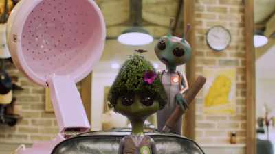 - Mah!
- [unsettled babbling] - Alien TV