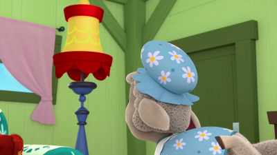[Maisie]
Uh, Nana, that's a lamp shade. - The Chicken Squad