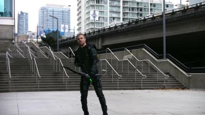 Make him close it or I snap his neck. - Supergirl