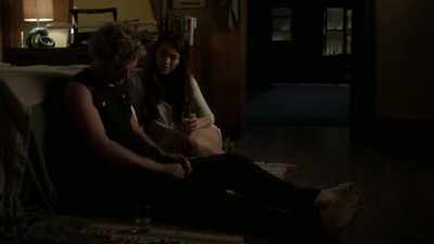 Makes my hand light up.
[chuckles] - Marvel's Iron Fist