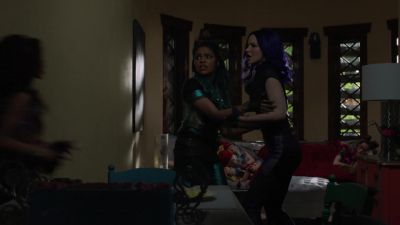 -Mal: Celia!
-We're trapped! - Descendants 3
