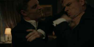 -Malcolm!
-What are you doing, daddy? He can't breathe! - Flowers in the Attic: The Origin