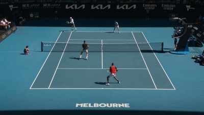 [male commentator] Getting irritated
with people in the crowd. - Break Point