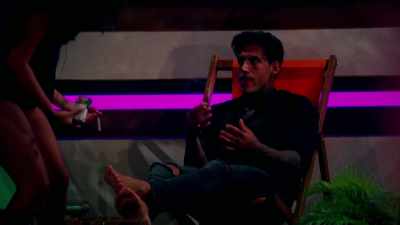‐MALIN: I'm not drunk,
I'm tipsy.
‐Yeah, I can't even sit - Love Island