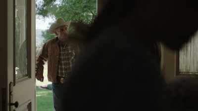 Mama, Chief Vickery's here. - Sharp Objects