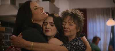 - Mama. Come here.
- Oh, Nonna. - The Royal Treatment