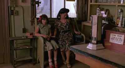 Mama, it's the train. - Come See the Paradise