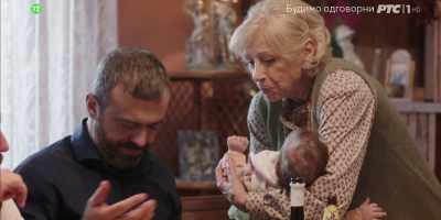 - Mama...
- Vamos, no ves... - Ajvar