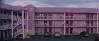 - [man 1] Bobby!
- [people complaining and yelling] - The Florida Project