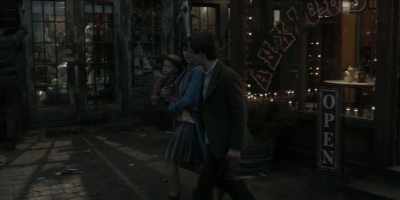 -[man 2] Storm's comin'!
-[Klaus lisping indistinctly] - A Series of Unfortunate Events