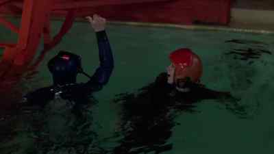 MAN: All right, Seeger! Whoo.
ZACK: All right. - An Officer and a Gentleman