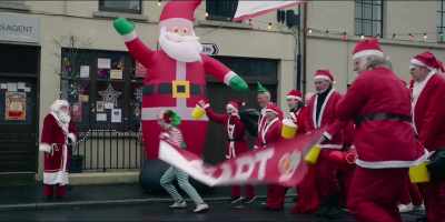 MAN: Don't shoot!
(PISTOL BANGS) - The Heist Before Christmas