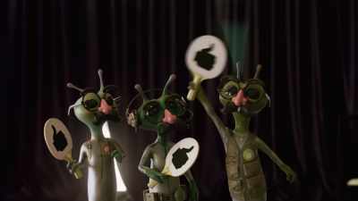 - [man exclaiming]
- [dinging] - Alien TV