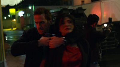 (man) FREEZE! PUT DOWN THE GUN!
(man) FREEZE! - FlashForward