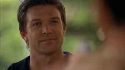 [ Man ]
Hands up.
Give me the gun. - The Glades