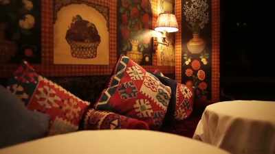[man] I'm sitting
in the upper gallery - Always at The Carlyle