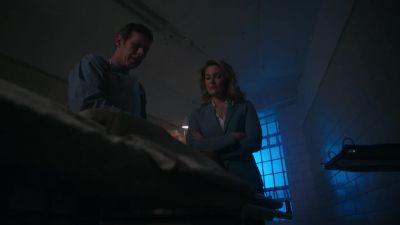 [man] Lacerations on the neck.
Her trachea's crushed. - Riverdale