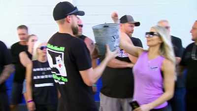 - [man] Ladies first.
- [whooping] - Street Outlaws No Prep Kings Team Attack