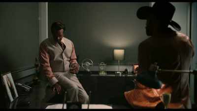- Man. Look at that
shirt you wearing. - Cinnamon
