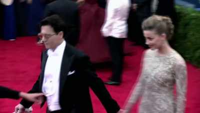 [man] Lots of people
are talking about this, - Depp V Heard