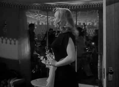 [Man]
Margo.! Margo.!
Where's Margo? She's on.! - Lady on a Train