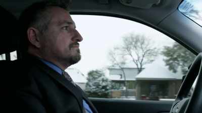 Man: PEOPLE THINK THAT
DETECTIVES ARE TRAINED - Evil Lives Here: Shadows Of Death