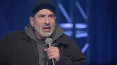 - [man] Shit.
- [audience laughing] - Dave Attell: Hot Cross Buns
