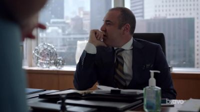 - ( man shouts )
- ( Drogon roaring ) - Suits