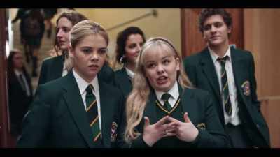 -[man sings in French]
-[school bell ringing] - Derry Girls