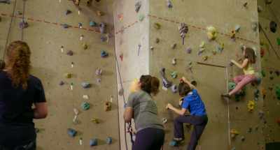 Man:
That's it,
you're almost up there. - Spinster