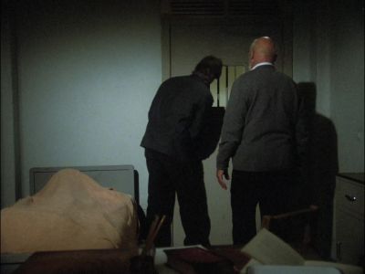 MAN : Ward Zero security, report! - MacGyver