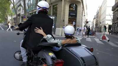 MAN: ♪ We ain't stoppin',
no, no ♪ - Love Trip: Paris