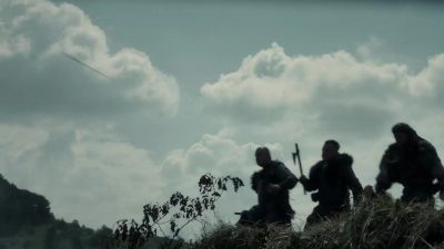 -[man yelling]
-[arrows whistling] - The Last Kingdom