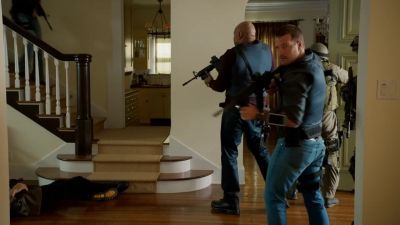           (man yells) - NCIS: Los Angeles