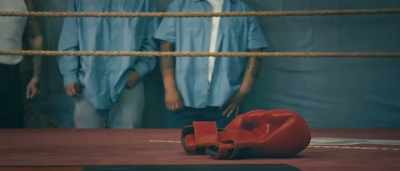 - Mandi invited him into
the ring and Joker accepted. - Kilroy