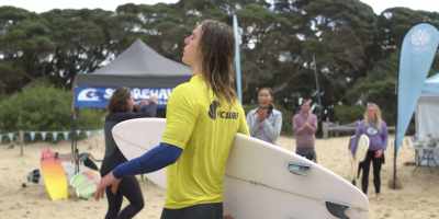 [Manu] Ari hey, that's
the way to surf, boy! - Surviving Summer