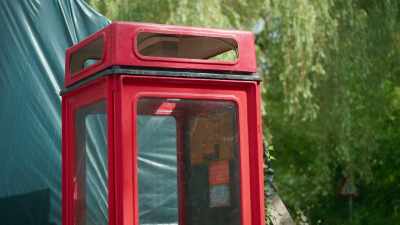 Many people are trying
to leave the pub, - James May and the Dull Men