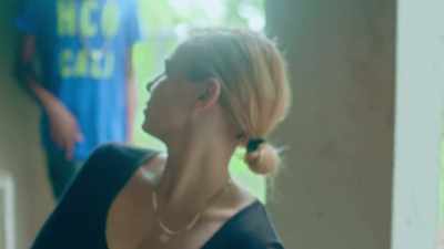 MARIANA: So these guys, we are
surrounded by one, two, three, - Trafficked with Mariana van Zeller