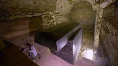 - Mariette finds one sarcophagus
that is broken through. - The UnBelievable with Dan Aykroyd