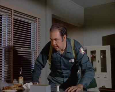 Mark, come on.
Steve can't get out.
They got him trapped. - Land of the Giants